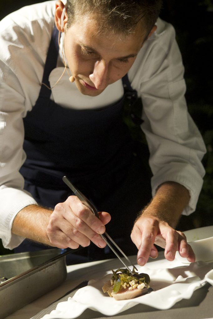 Ο chef καθώς ετοιμάζει το "Νόστιμον Ήμαρ" για να το δοκιμάσουμε, στην υπέροχη βραδιά που διοργάνωσε το S.Pellegrino και το Acqua Panna στο εστιατόριο F+W